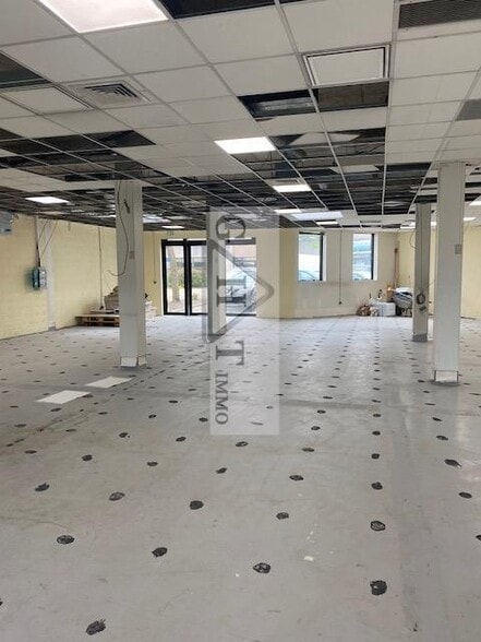 Industrial in Massy to rent - Interior Photo - Image 2 of 2