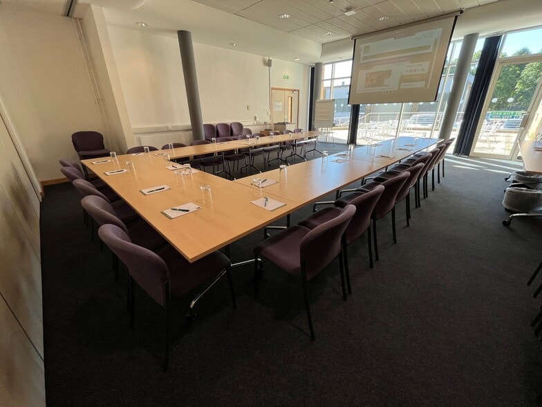 31 Wrest Park, Silsoe to rent - Interior Photo - Image 3 of 5