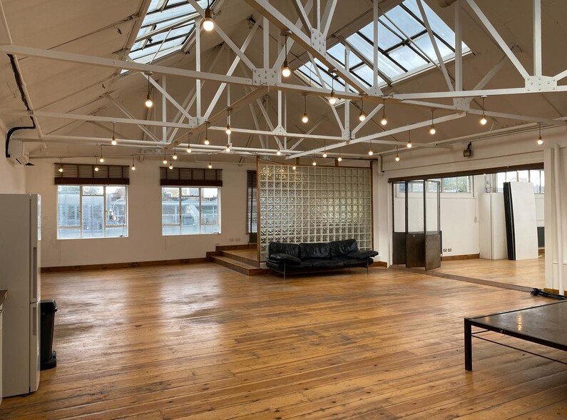 49-50 Eagle Wharf Rd, London to rent - Interior Photo - Image 1 of 7