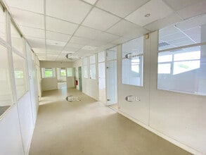 Office in Les Clayes-sous-Bois to rent Building Photo- Image 2 of 5