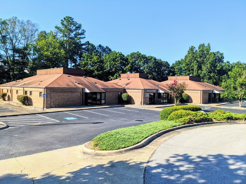 660 Lanier Park Dr, Gainesville, GA for rent - Building Photo - Image 1 of 5