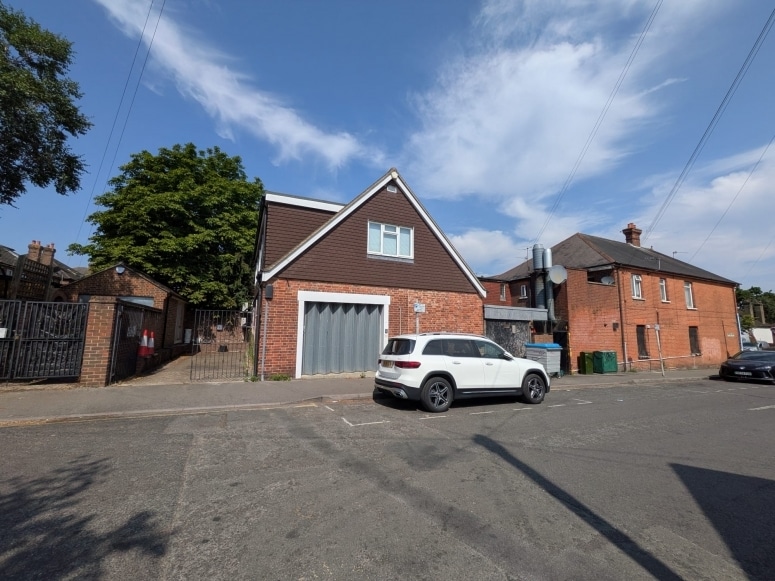 Weston Rd, Guildford to rent - Building Photo - Image 2 of 2