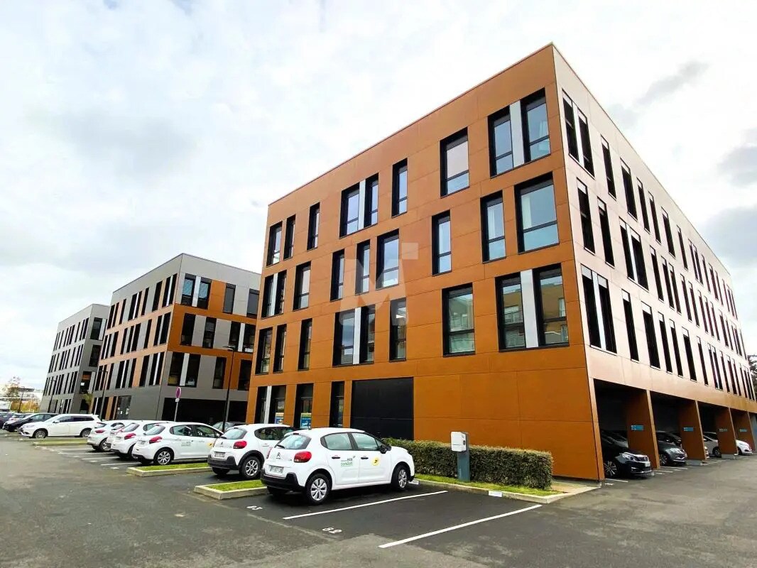 Office in Lieusaint to rent Building Photo- Image 1 of 14