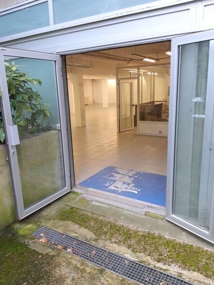 Light Industrial in Le Chesnay-Rocquencourt to rent - Building Photo - Image 2 of 16