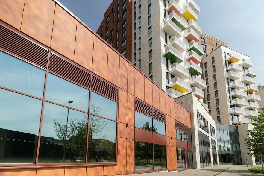 Queen St, Maidenhead to rent - Building Photo - Image 1 of 6