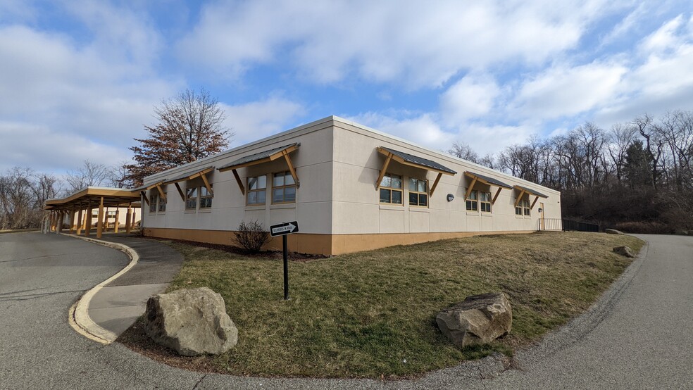 3800 Oakleaf Rd, Brentwood, PA for rent - Building Photo - Image 1 of 7