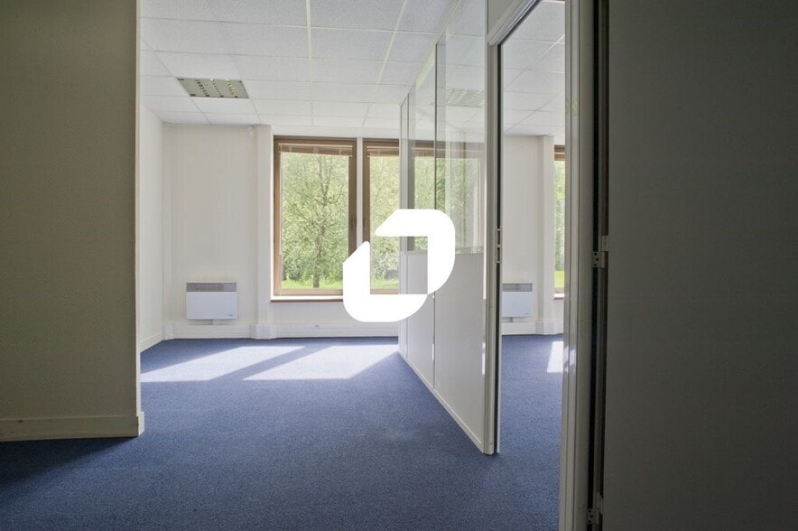 Office in Croissy-Beaubourg to rent - Interior Photo - Image 2 of 6
