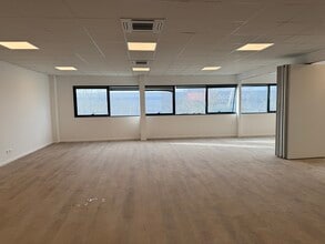 Light Industrial in Taverny to rent Interior Photo- Image 2 of 11