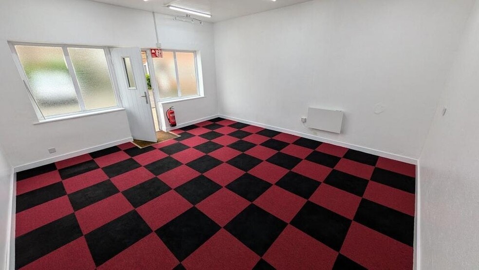 Sample Oak Ln, Chilworth to rent - Building Photo - Image 3 of 4