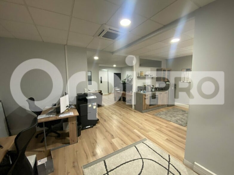 Light Industrial in Villefranche-sur-Saône for sale - Interior Photo - Image 2 of 8