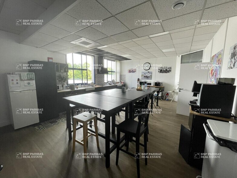 Light Industrial in Croissy-Beaubourg for sale - Interior Photo - Image 3 of 5