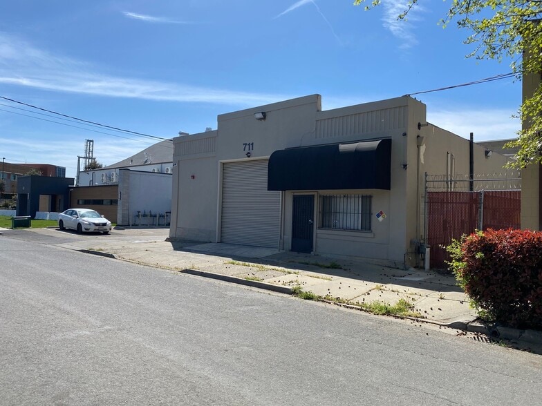 711 San Juan Ave, Stockton, CA for sale - Building Photo - Image 1 of 2