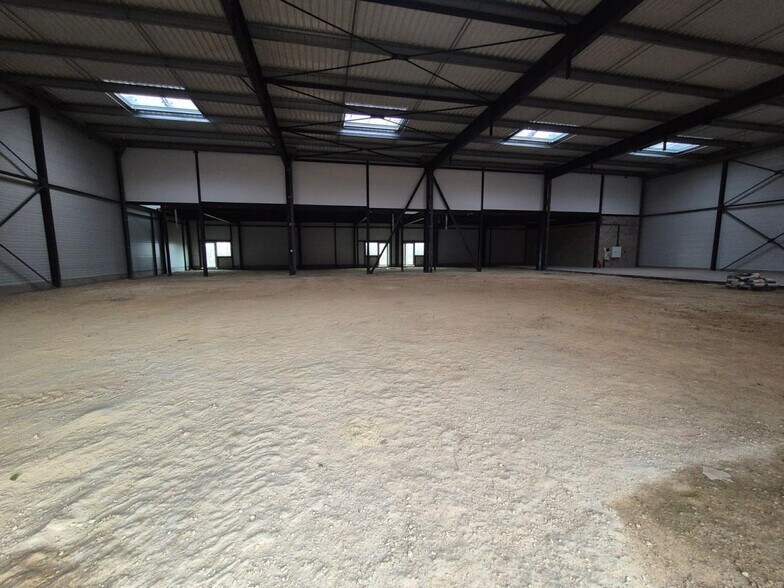 Industrial in Louvres to rent - Interior Photo - Image 3 of 3