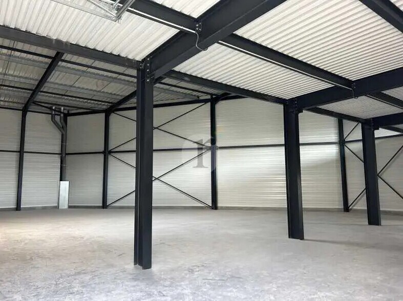 Light Industrial in Lesquin to rent - Building Photo - Image 2 of 3