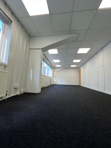 Office in Hangar 4, Cecil Pashley Way, Shoreham Airport, Shoreham by Sea to rent - Interior Photo - Image 3 of 8