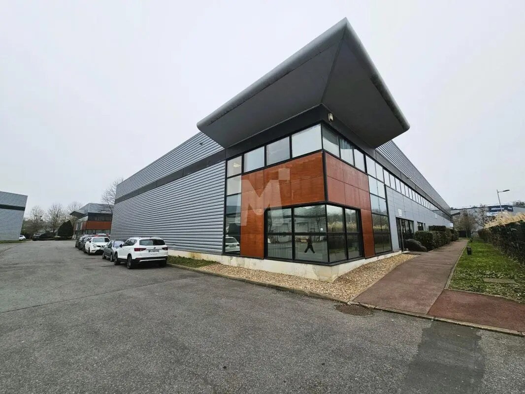 Office in Lisses to rent Building Photo- Image 1 of 12