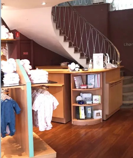 Retail in Paris to rent - Interior Photo - Image 2 of 3