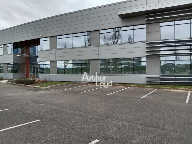 Light Industrial in Lieusaint to rent - Building Photo - Image 2 of 5