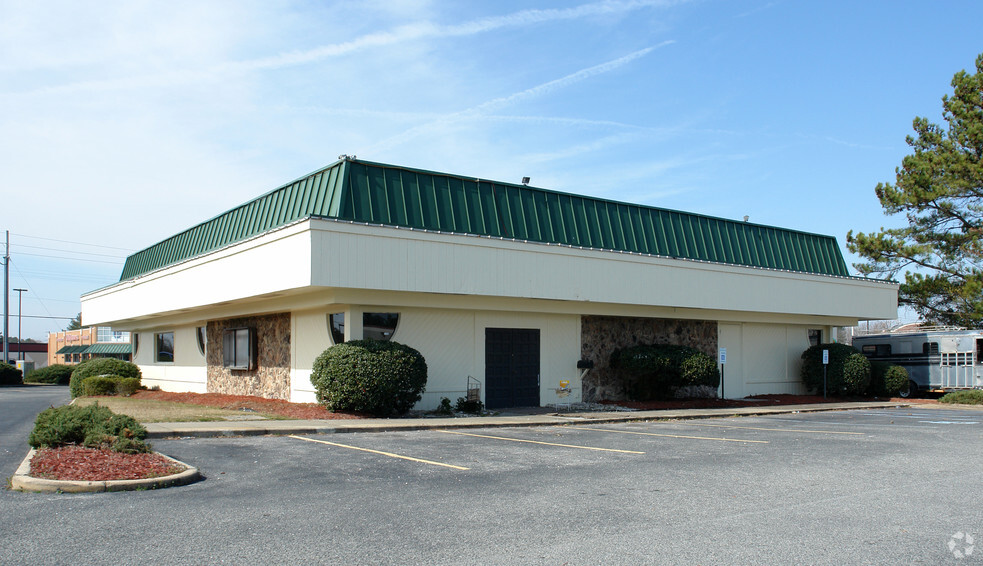 201-223 N Berkeley Blvd, Goldsboro, NC for sale - Primary Photo - Image 1 of 1