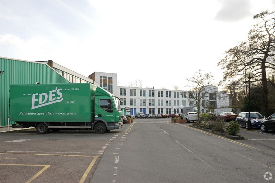 Restmor Way, Wallington to rent - Building Photo - Image 1 of 10