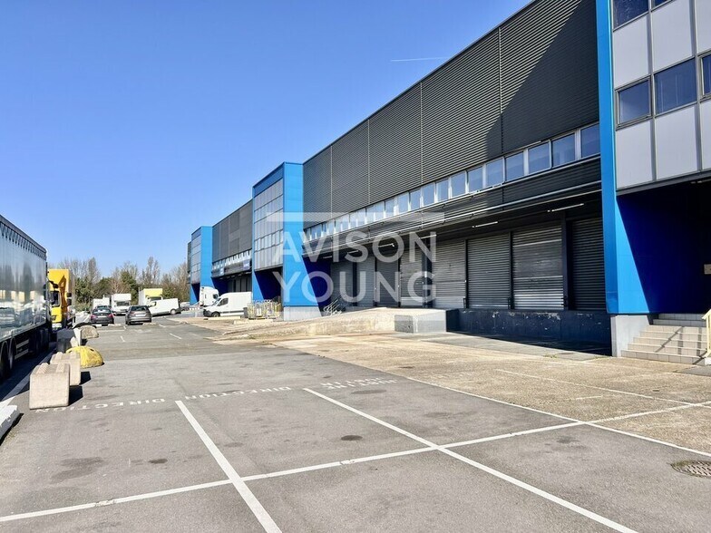 Industrial in Aulnay Sous Bois to rent - Building Photo - Image 2 of 11