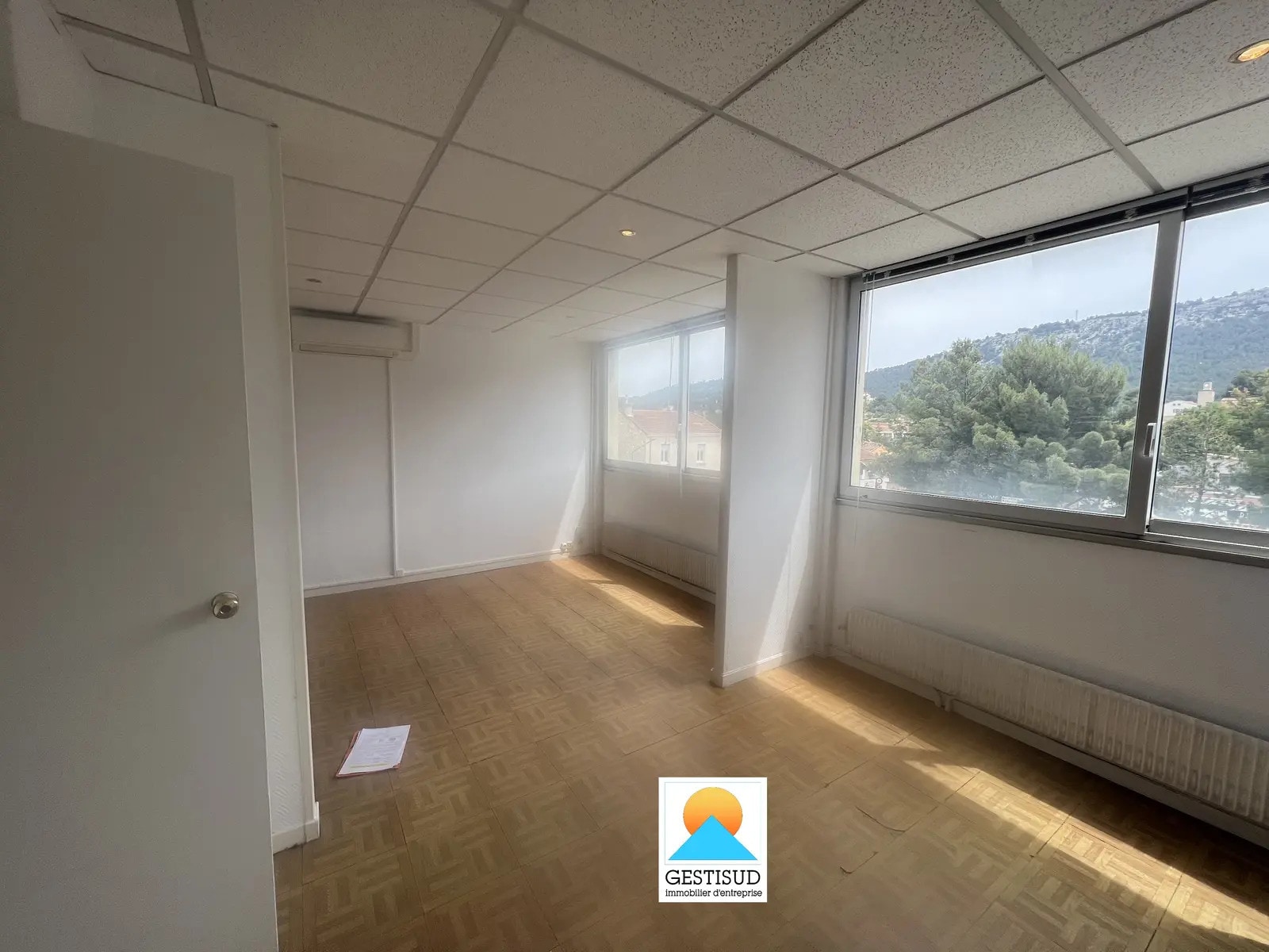 Office in La Penne-sur-Huveaune to rent Interior Photo- Image 1 of 6
