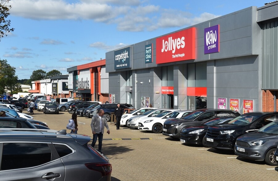 The Oaks Retail Park portfolio of 3 properties for sale on LoopNet.co.uk - Building Photo - Image 3 of 6