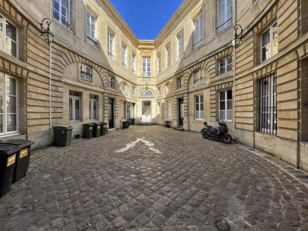Office in Bordeaux to rent Building Photo- Image 1 of 11