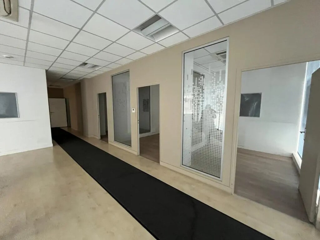 Location Bureaux 242 m² - Photo 1