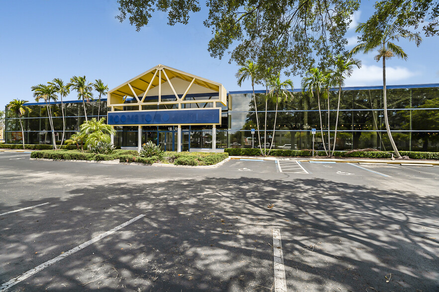 1601-1605 W Oakland Park Blvd, Oakland Park, FL for rent - Building Photo - Image 1 of 15