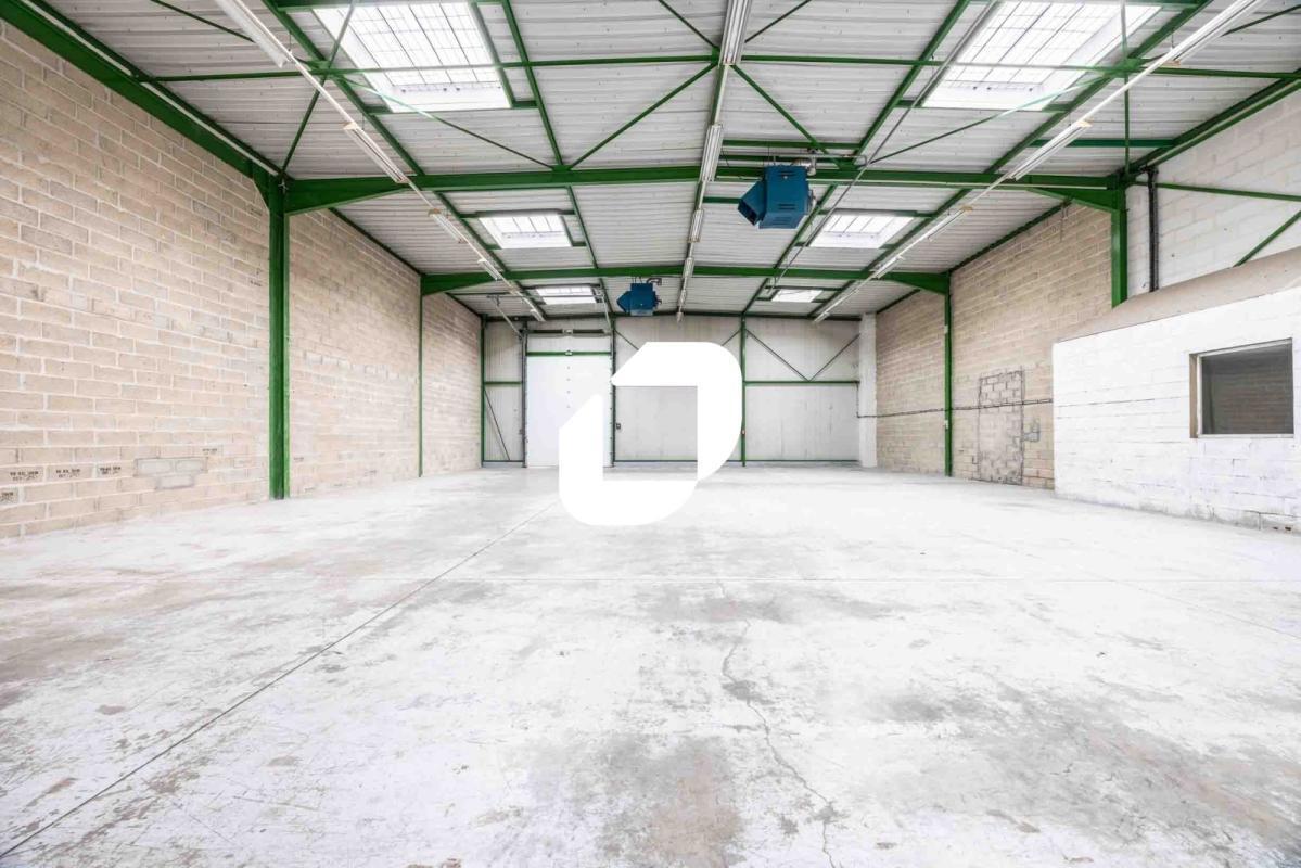 Light Industrial in Saint-Thibault-des-Vignes to rent Interior Photo- Image 1 of 9