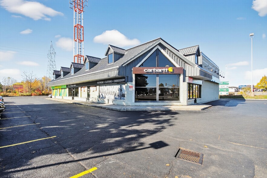 595 W Hunt Club Rd, Ottawa, ON for sale - Building Photo - Image 3 of 7