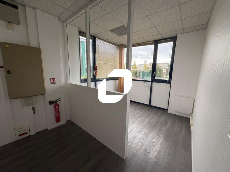 Office in Les Mureaux to rent Interior Photo- Image 1 of 9