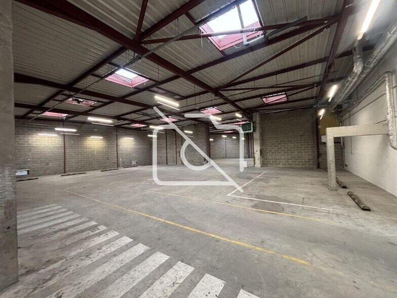 Industrial in Neuilly-sur-Marne to rent - Interior Photo - Image 1 of 8