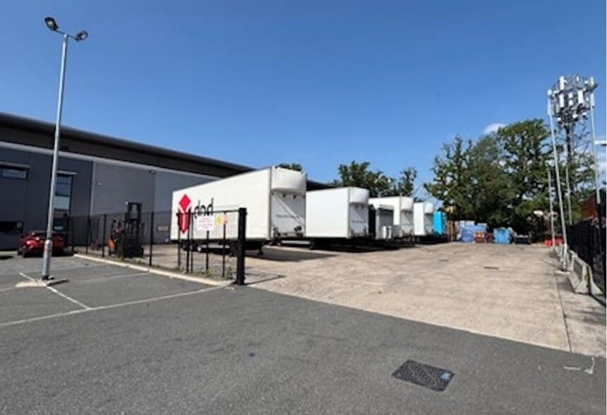 Crockfold Ln, Basingstoke to rent - Building Photo - Image 2 of 2