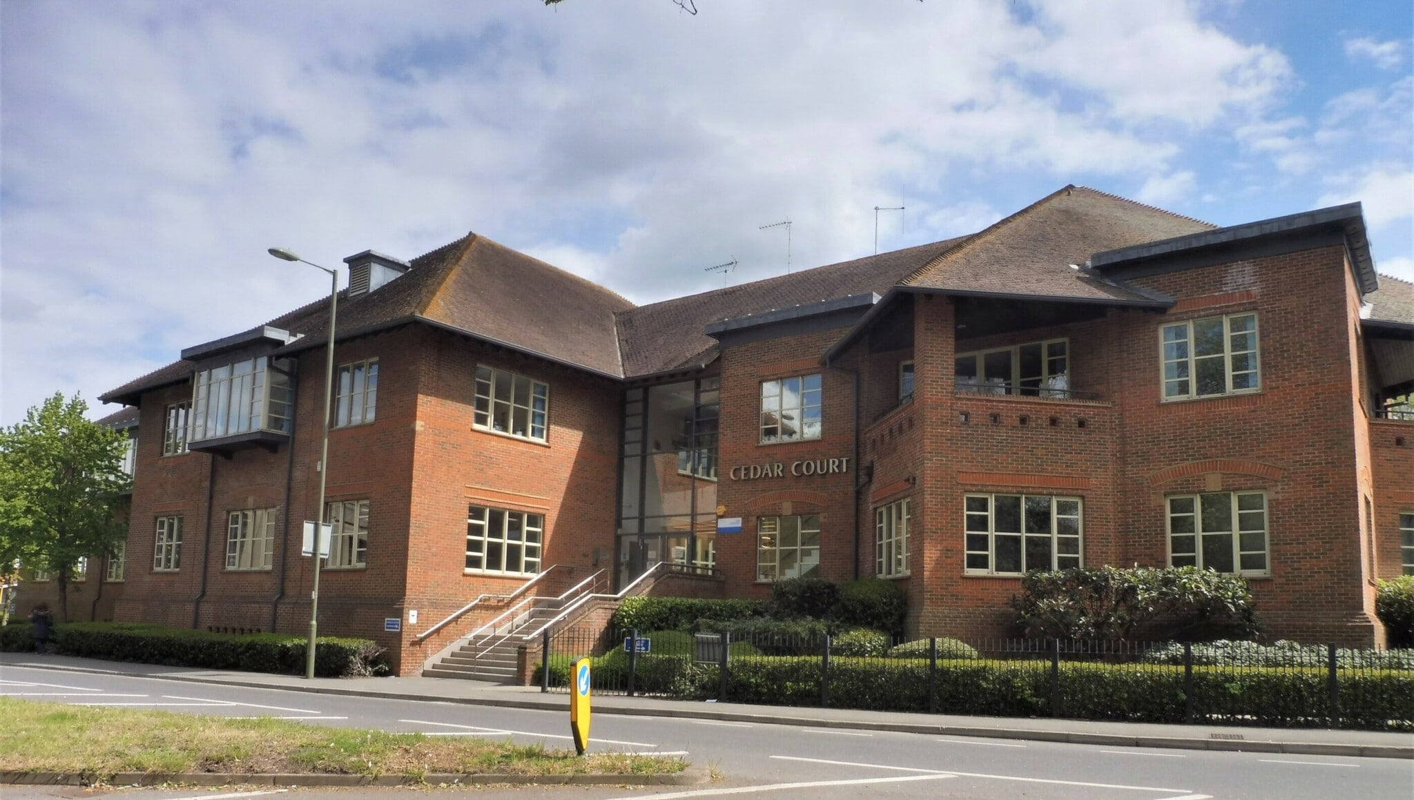 Guilford Rd, Leatherhead to rent Building Photo- Image 1 of 4