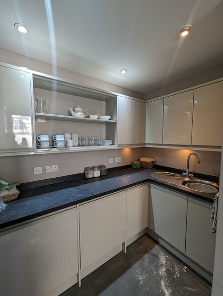 9 Queen Sq, Bristol for rent - Interior Photo - Image 2 of 6