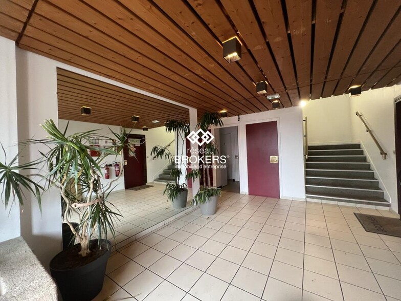 Office in Igny to rent - Lobby - Image 2 of 8