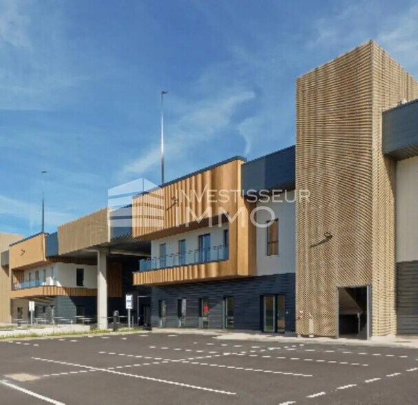 Light Industrial in Élancourt to rent - Building Photo - Image 3 of 5