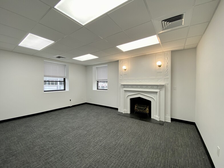 518 Rockaway Ave, Valley Stream, NY for rent - Interior Photo - Image 1 of 9