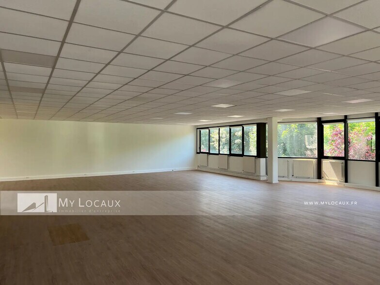 Light Industrial in Nanterre to rent - Interior Photo - Image 2 of 10