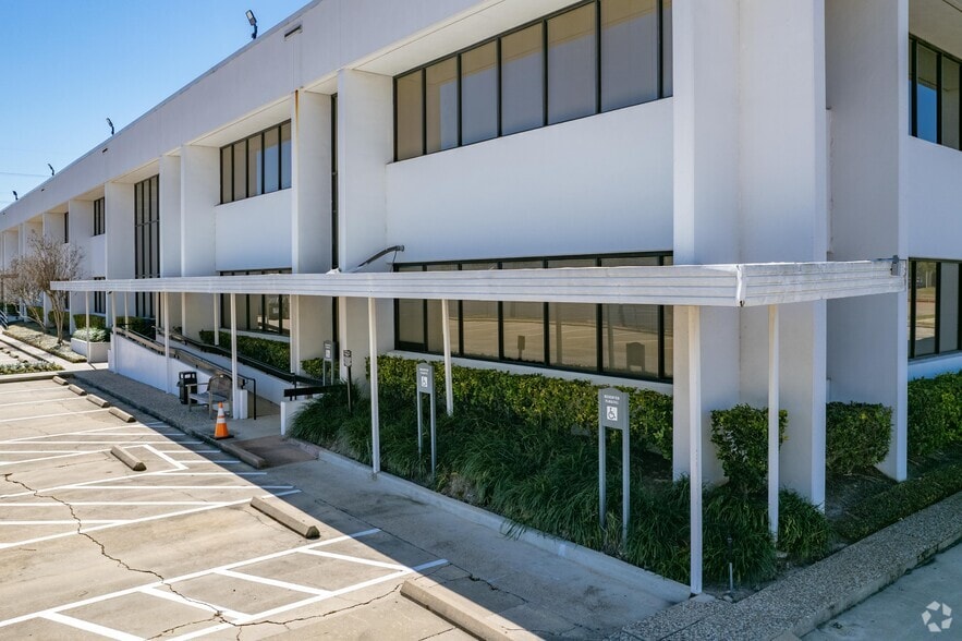 16650 Greenbriar Plaza Dr, Houston, TX to rent - Building Photo - Image 2 of 5