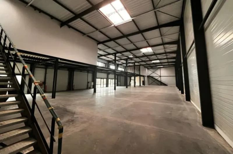 Light Industrial in Saint-Quentin-Fallavier to rent Building Photo- Image 1 of 2