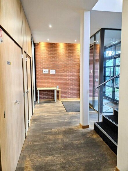 Office in Guyancourt to rent - Lobby - Image 2 of 22