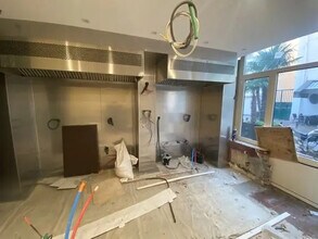 Retail in Levallois-Perret to rent Interior Photo- Image 2 of 4