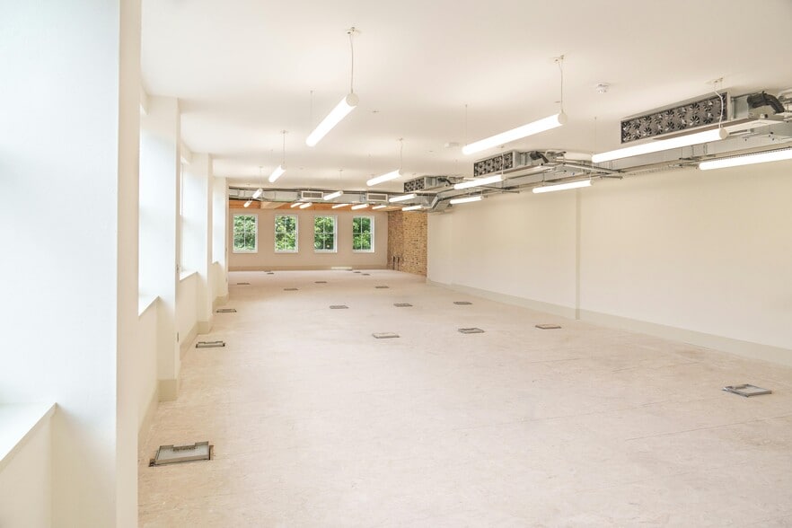 19-23 Clerkenwell Clos, London to rent - Interior Photo - Image 3 of 21