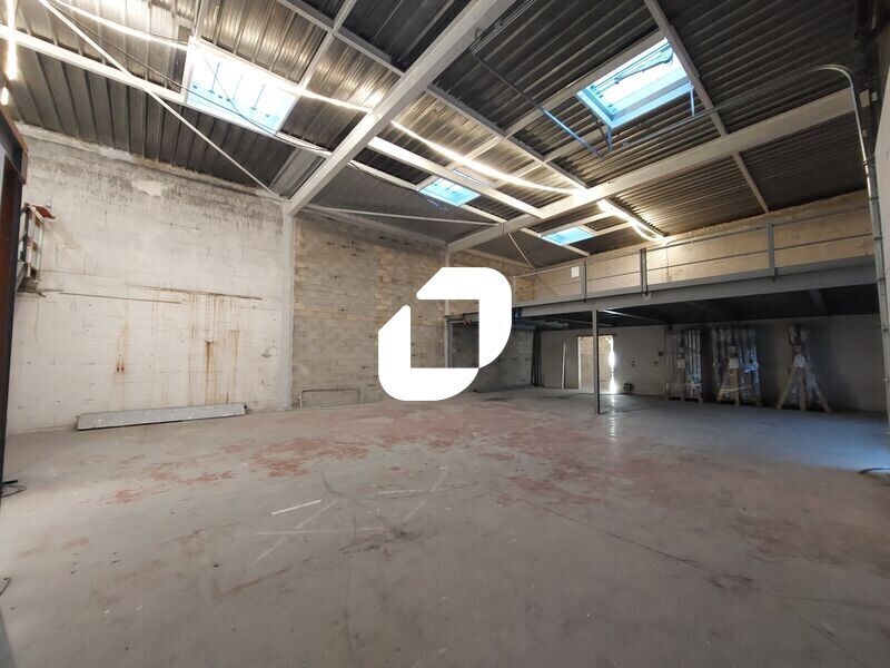 Light Industrial in Plaisir for sale Interior Photo- Image 1 of 2