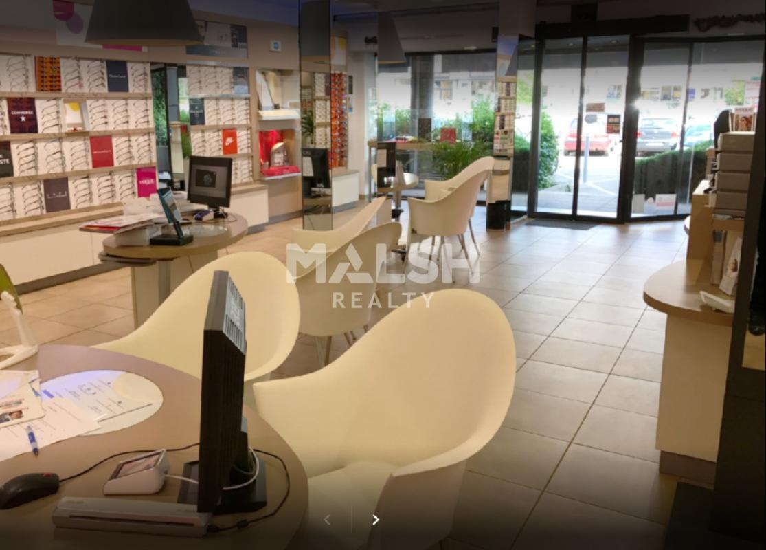 Retail in Bron to rent Interior Photo- Image 1 of 2