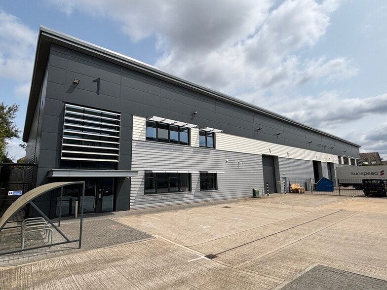 43 Western Rd, Bracknell to rent - Building Photo - Image 2 of 2