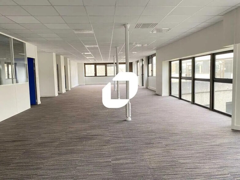 53 Rue De L'Etang, Limonest to rent - Building Photo - Image 2 of 34